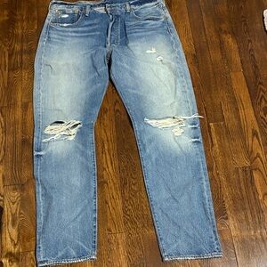 Like New 501 LEVI’S Light Wash button fly distressed straight leg jeans!